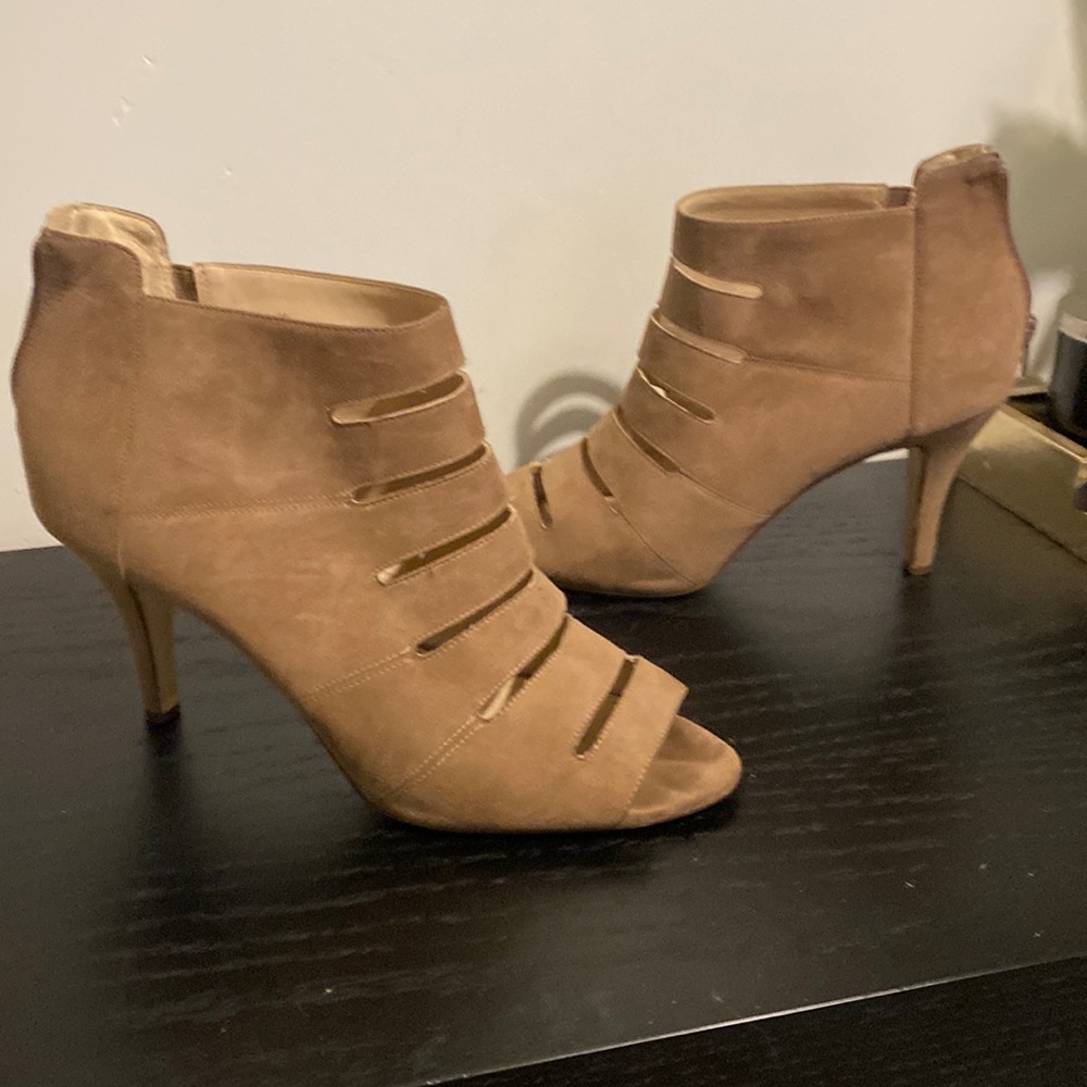 Nine West size 11 brown Swede like heals
